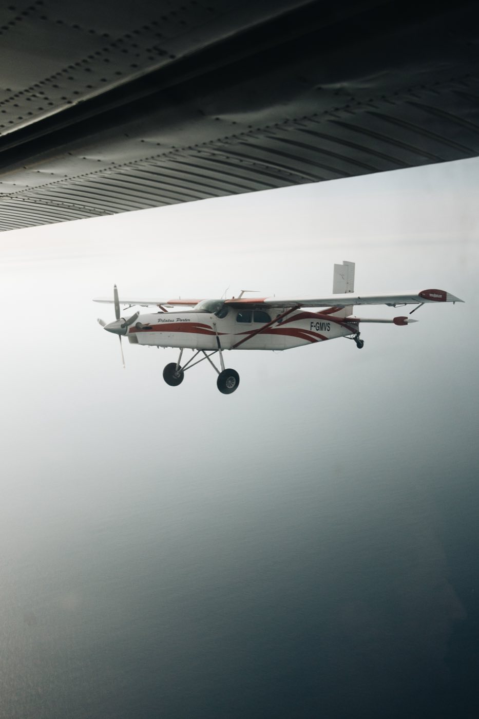 L'avion vu du dessus, au-dessus de la mer