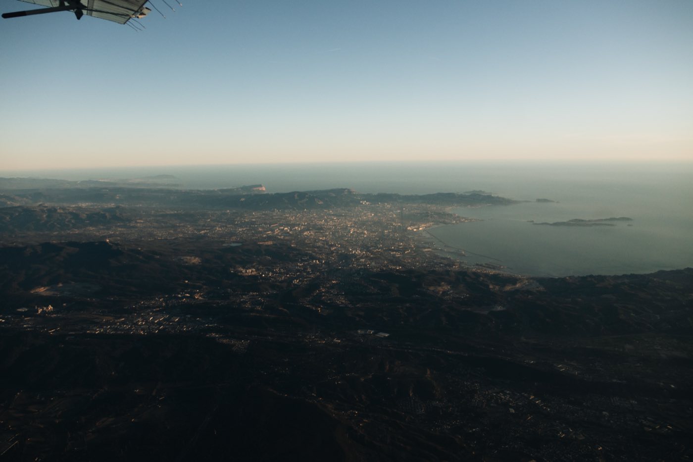La côte et la baie vues depuis l'avion